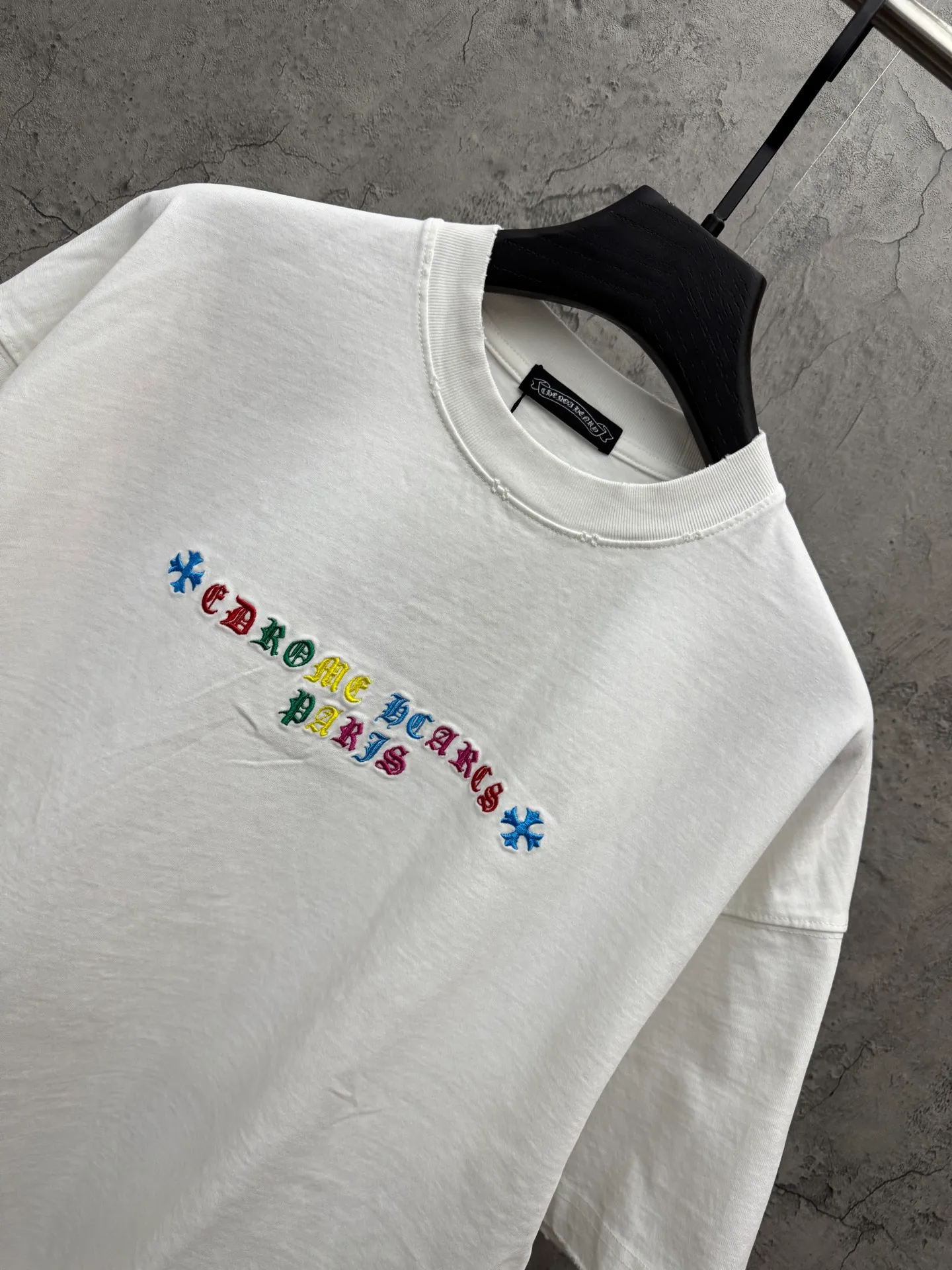 P230 top version, real shot without P, ​​different from market currency) 𝗖𝗵𝗿𝗼𝗺𝗲 𝗛𝗲𝗮𝗿𝘁𝘀/Croxin 2026 spring new original single counter American color thread embroidery couple short sleeves 👑The highest version! Customized fabric 320 grams, best-selling model at the counter, very comfortable to wear. Accessories: original molded and authenticated collar label ➕ 100% silk wash water label. Genuine purchase-grade original hangtag➕matching hanging rope➕3D hanging beads➕original packaging bag. Craftsmanship: The original version has consistent wiring! The highest version of the armhole matching technique! Color: White Black Size: S M L XL Style No.: 5203